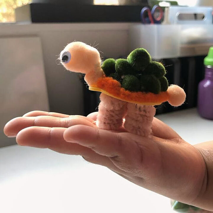 Turtle craft made with pompoms